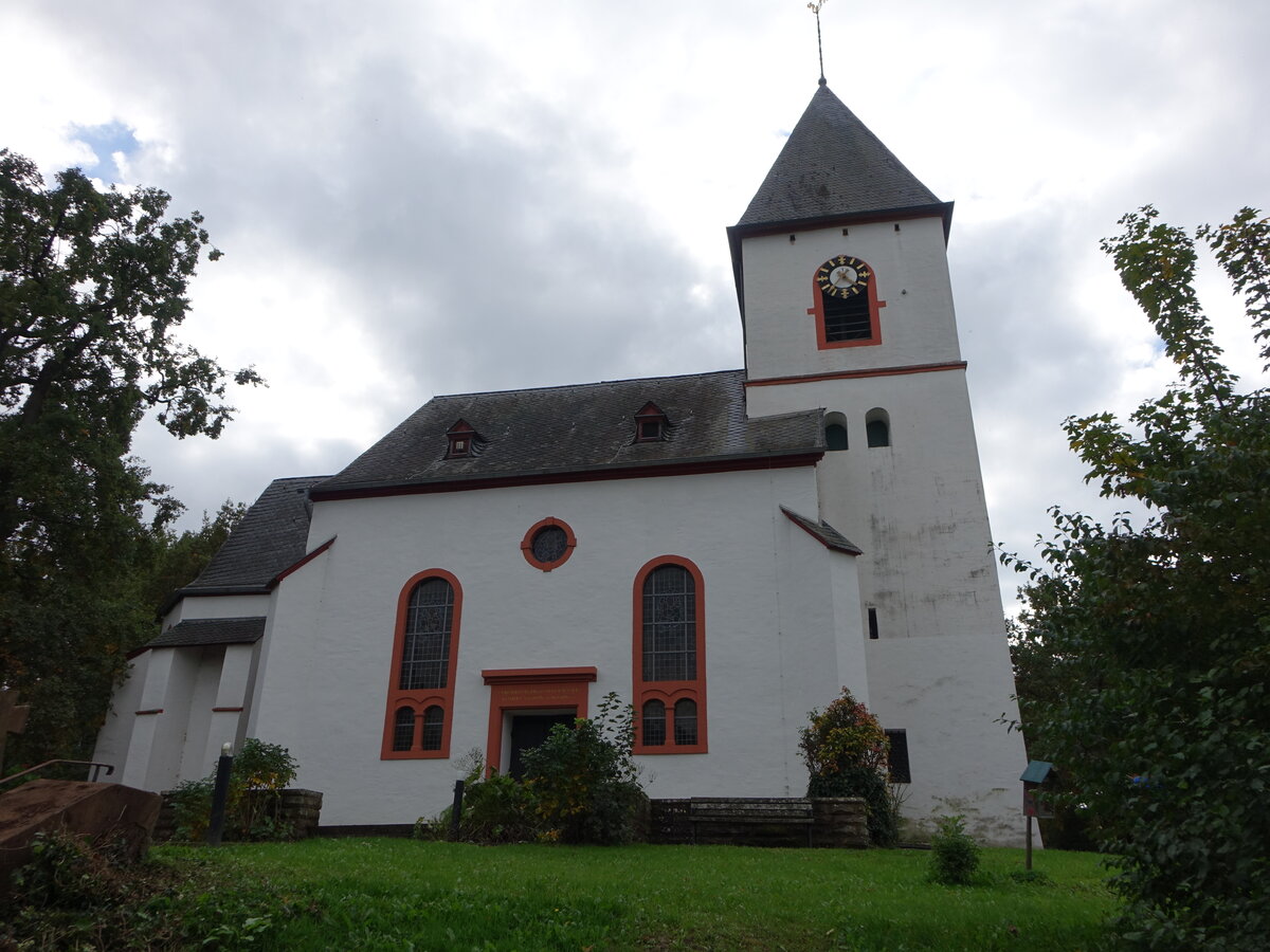 Riol, Pfarrkirche St. Martin, erbaut 1764, Westturm romanisch (09.10.2025)