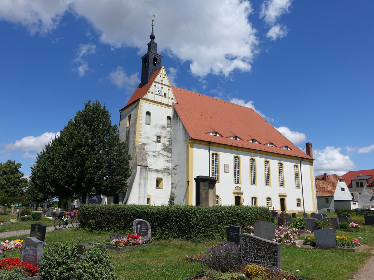 Rsseina, evangelische Kirche, barocke Saalkirche mit lterem Westturm, erbaut 1786 (13.07.2024)