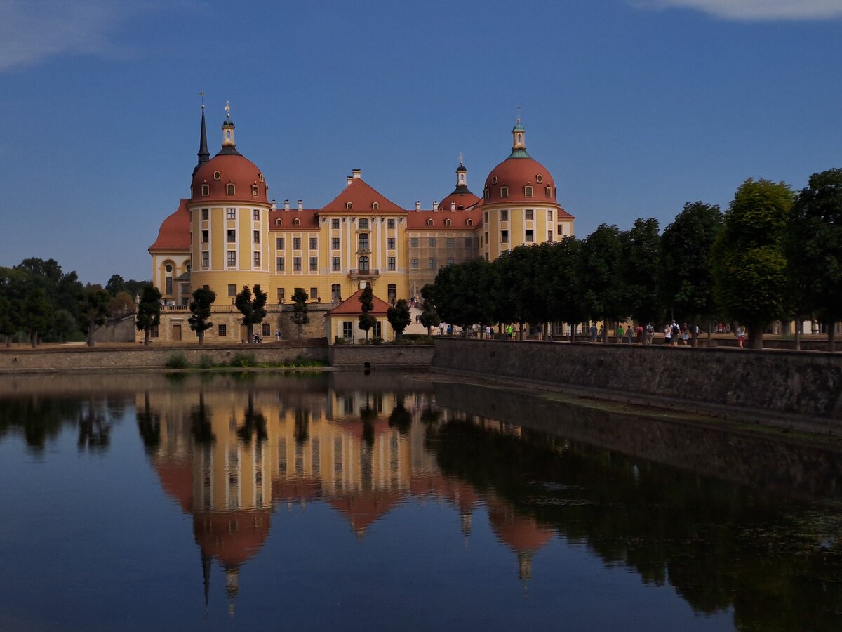 Schloss Moritzburg am 15.08.2022. Wegen der akuten Trockenheit fhrte der Teich kaum Wasser.