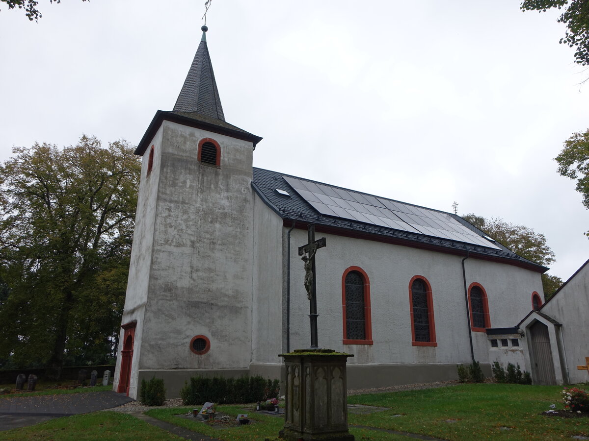 Sch�nberg, Pfarrkirche St. Vitus, romanische Westturm, Kirchenschiff erbaut von 1820 bis 1821 (09.10.2025)