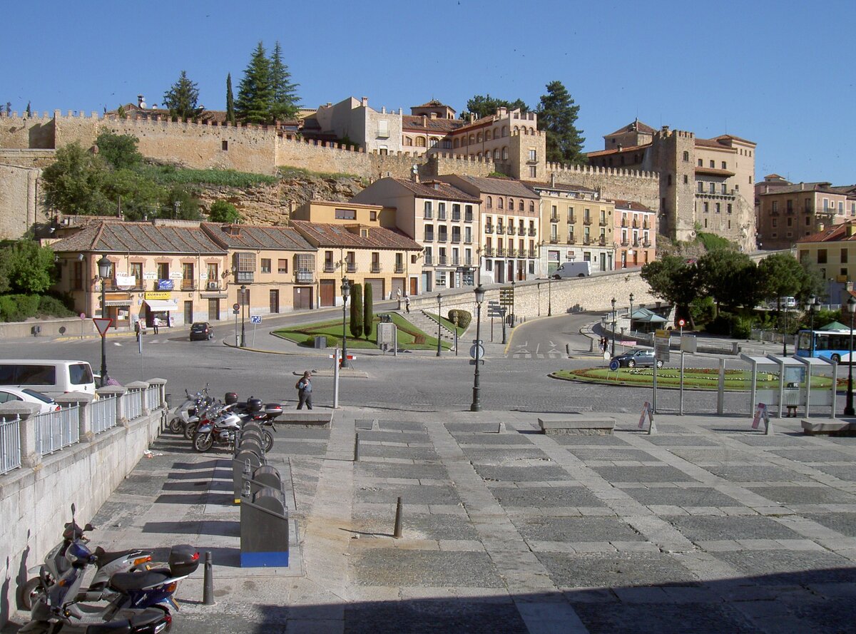 Segovia, Gebude und Teil der Stadtmauer am Plaza del Azoguejo (20.05.2010)