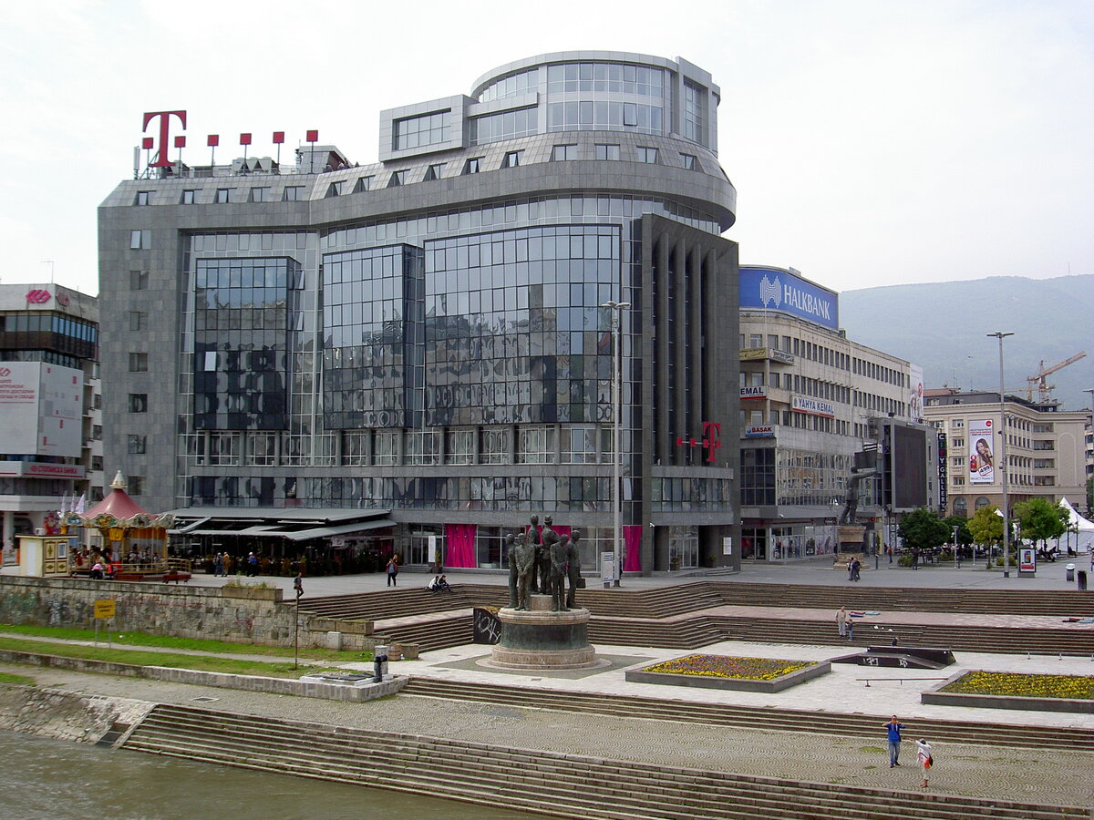 Skopje, Telekomgebude am Macedonia Square (08.05.2014)