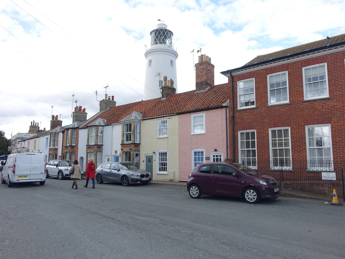 Southwold, Huser und Leuchtturm am St. James Green (13.09.2024)