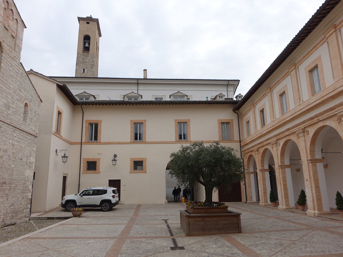 Spoleto, Innenhof am Palazzo Arcivescovile, erbaut im 14. Jahrhundert (27.03.2022)