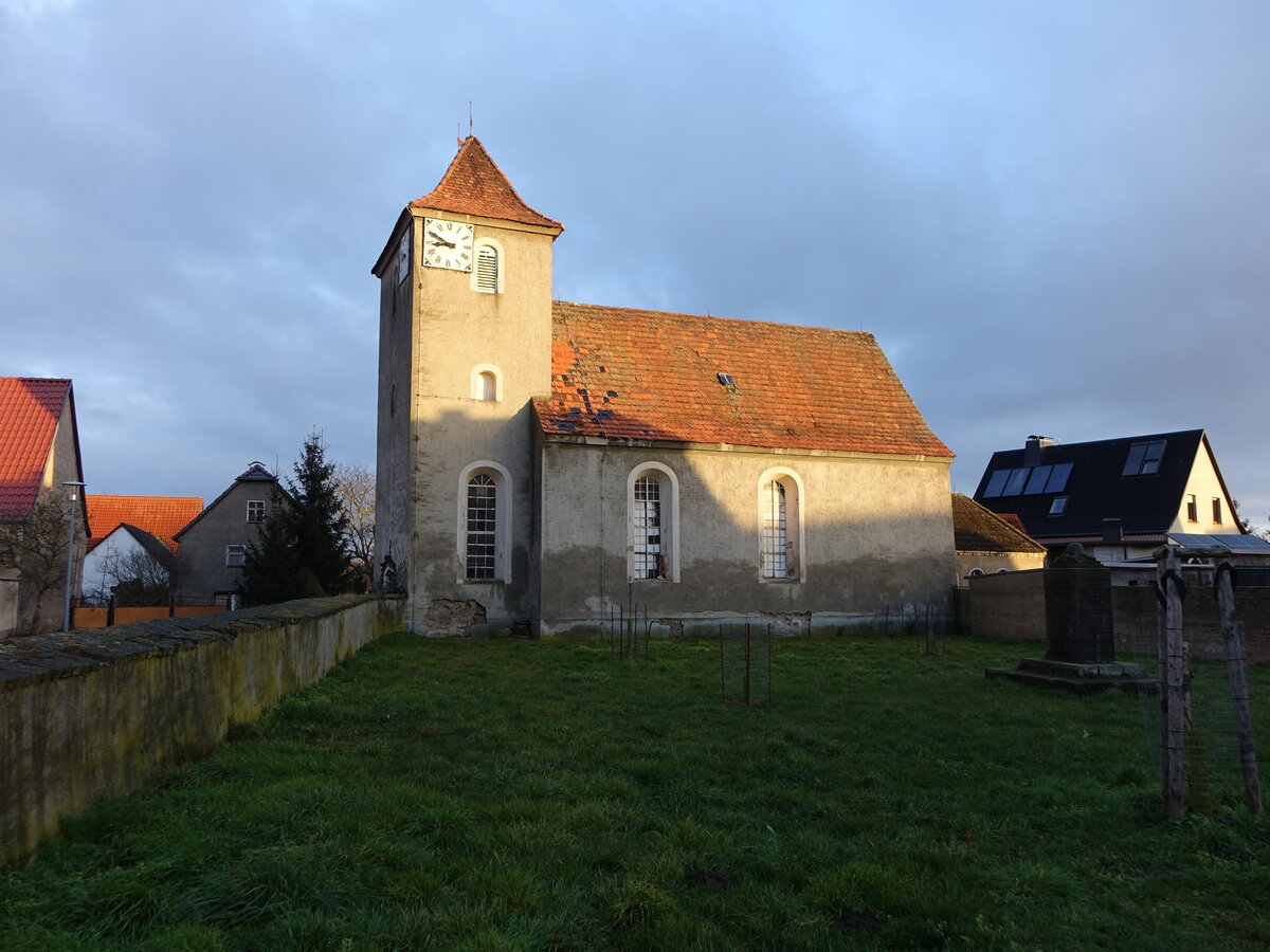 Strelln, evangelische Dorfkirche, erbaut im 18. Jahrhundert (15.12.2024)