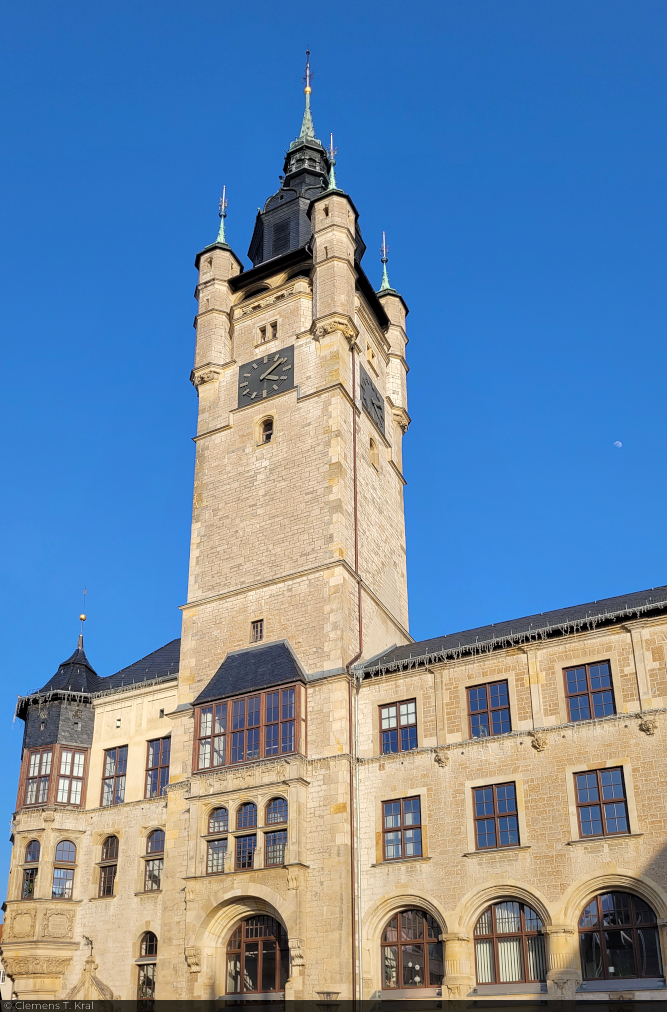 Turm des Dessauer Rathauses, 73 Meter hoch und erbaut von 1898 bis 1901. Im Gegensatz zu vielen anderen Geb�uden der Stadt blieb dessen Bausubstanz von den Luftangriffen des Zweiten Weltkriegs weitgehend verschont.

🕓 8.3.2025 | 16:08 Uhr