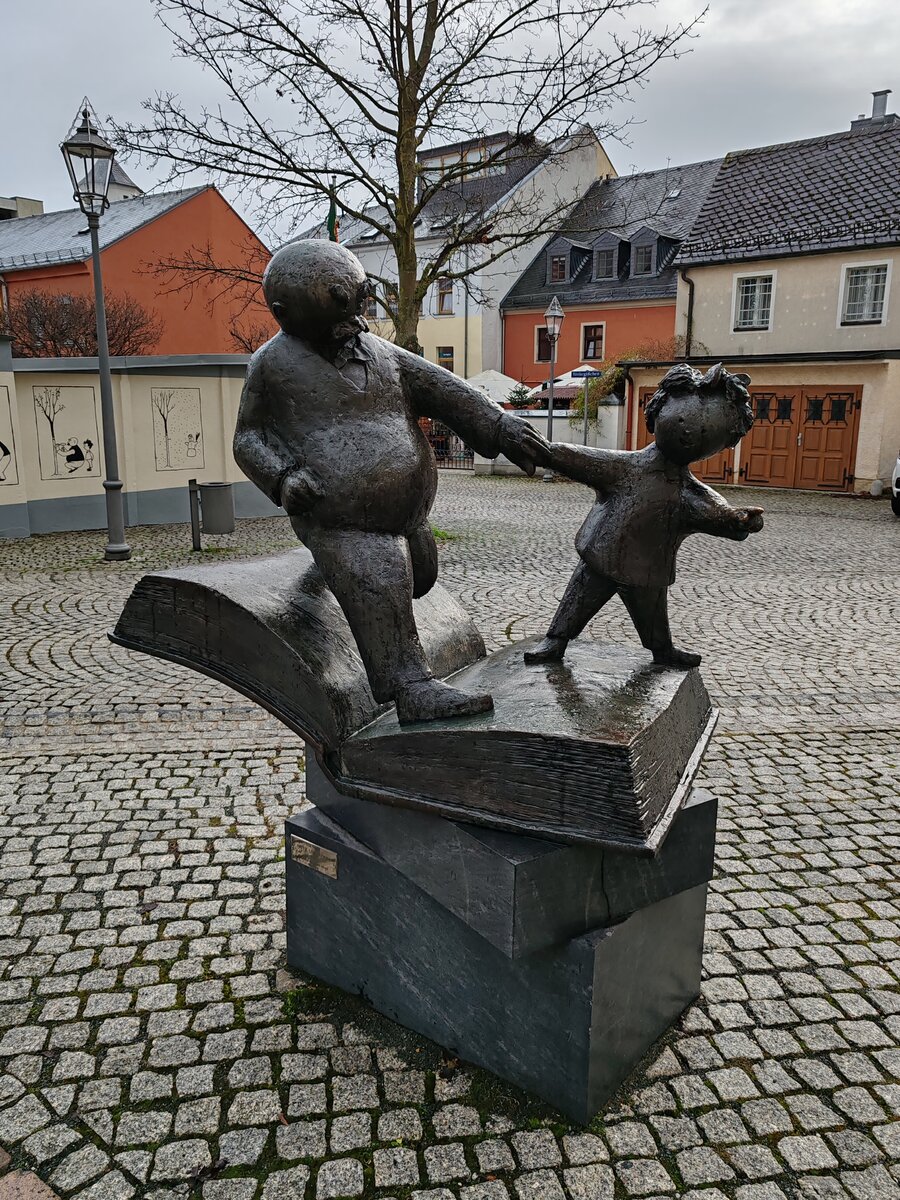 Vater und Sohn als Bronzeplastik vor dem Plauener Vogtland Museum, 12 - 2024