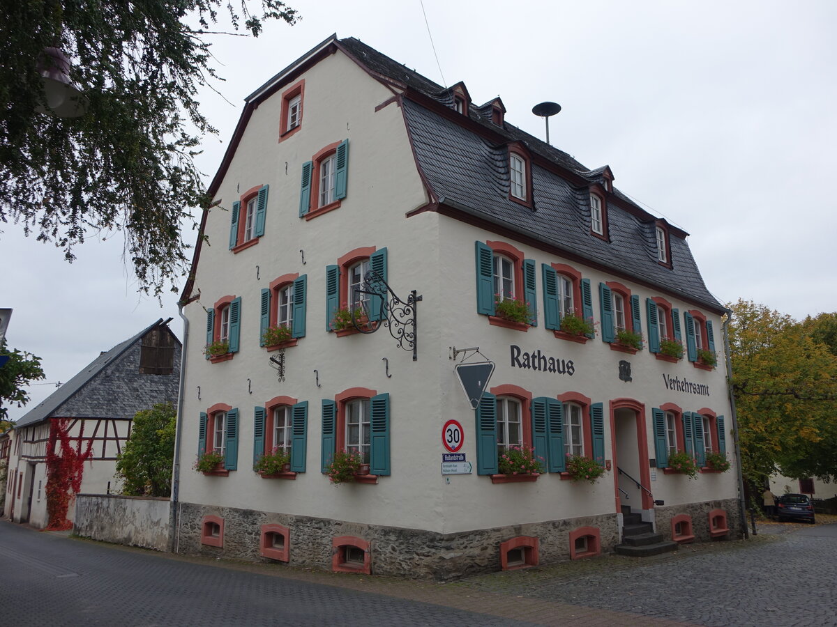 Veldenz, Rathaus an der Hauptstra�e, stattlicher Mansarddachbau von 1735 (10.10.2025)