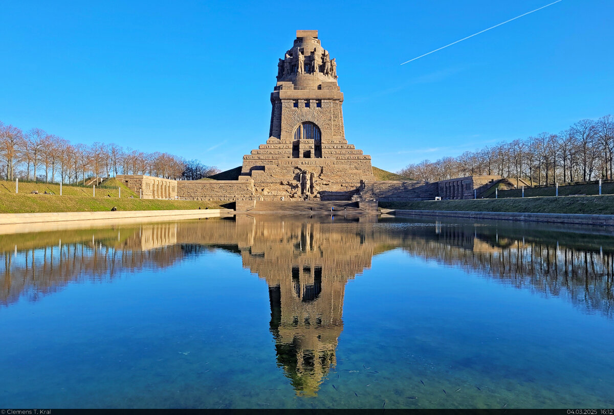 V�lkerschlachtdenkmal mal zwei: Das 1913 eingeweihte Monument spiegelt sich im  See der Tr�nen , der das Leid w�hrend der Schlacht symbolisiert.

🕓 4.3.2025 | 16:12 Uhr