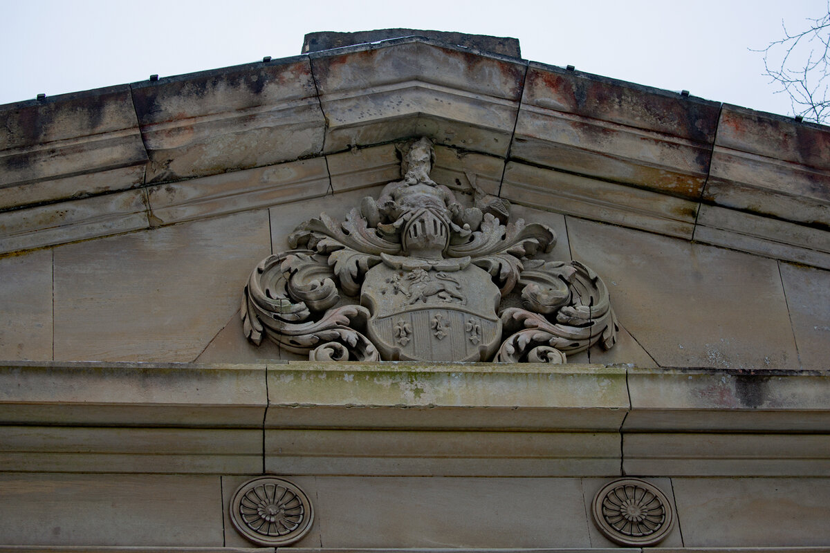 Wappenstein am Marstall der Schlossruine Dwasieden. - 09.02.2026

