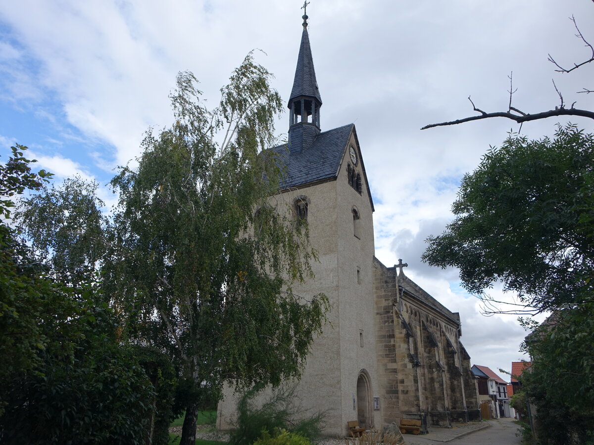 Warnstedt, evangelische St. Georg Kirche, Westquerturm erbaut 1210, neugotisches Kirchenschiff (28.09.2024)