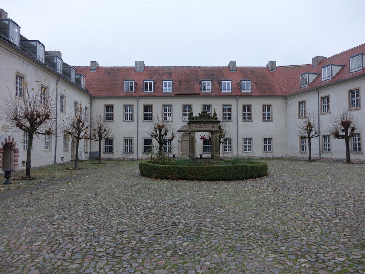 Wiesenburg/Mark, Schloss Innenhof mit Brunnenhuschen (10.12.2024)