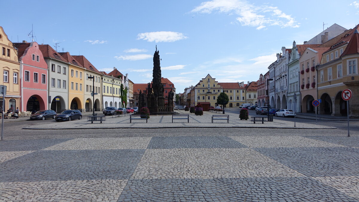 Zatec (Saaz), Huser und Dreifaltigkeitssule am Namesti Svobody Platz (06.07.2019)