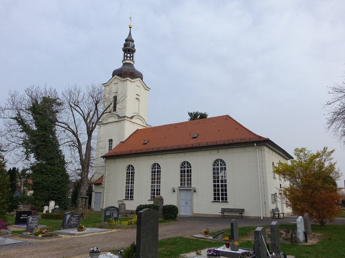 Zwenkau, evangelische St. Johannis Kirche, Langhaus erbaut 1695, Kirchturm von 1717 (30.03.2024)