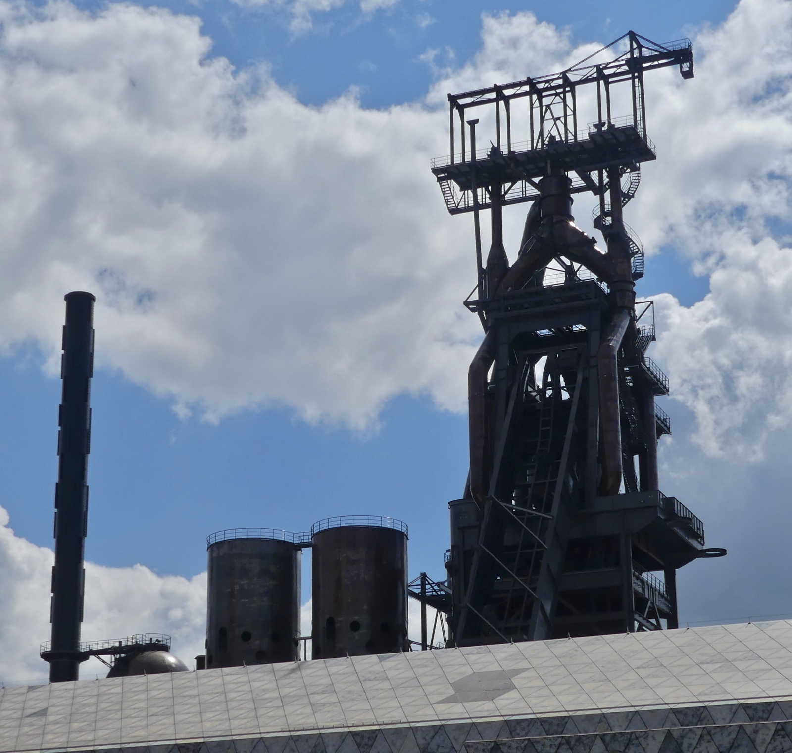  Der Denkmalgeschtzte Hochofen berragt die Gebude in Esch Belval. 06.2024