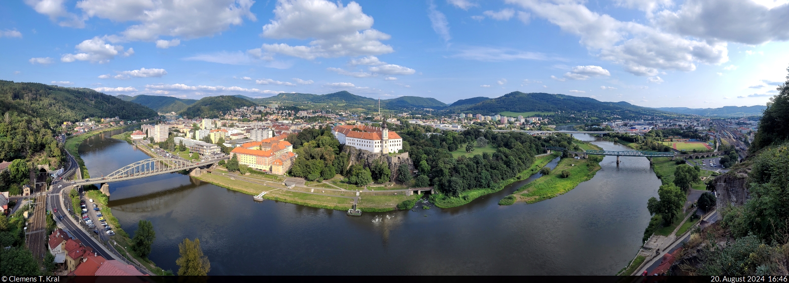 180-Grad-Blick von der Schferwand ber Děčn (CZ): Das Schloss in der Bildmitte markiert in etwa das Gebiet der Altstadt, whrend sich vor allem rechts davon Neubauten befinden.

🕓 20.8.2024 | 16:46 Uhr