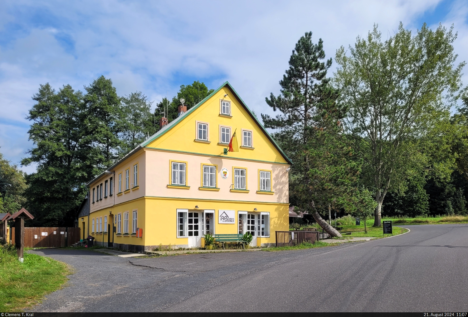 <a href= https://www.staedte-fotos.de/bild/Bauwerke~Museen~Deutschland/105981/dorfmuseum-von-doubice-cz-in-der.html  target= _blank >Schon einmal hier gezeigt</a>, aber bei einem zweiten Besuch im Sommer erneut fotografiert: das Dorfmuseum von Doubice (CZ) in der Böhmischen Schweiz – nun bei besserem Licht.

🕓 21.8.2024 | 11:07 Uhr