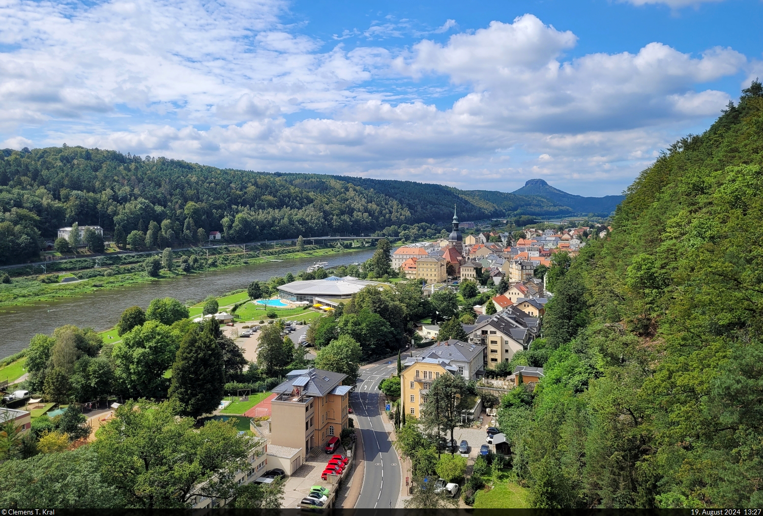 Bad Schandau von oben: Stadtansicht vom Plateau des historischen Personenaufzugs. Besonders hervor stechen die St.-Johannis-Kirche und weiter westlich der Lilienstein.

🕓 19.8.2024 | 13:27 Uhr