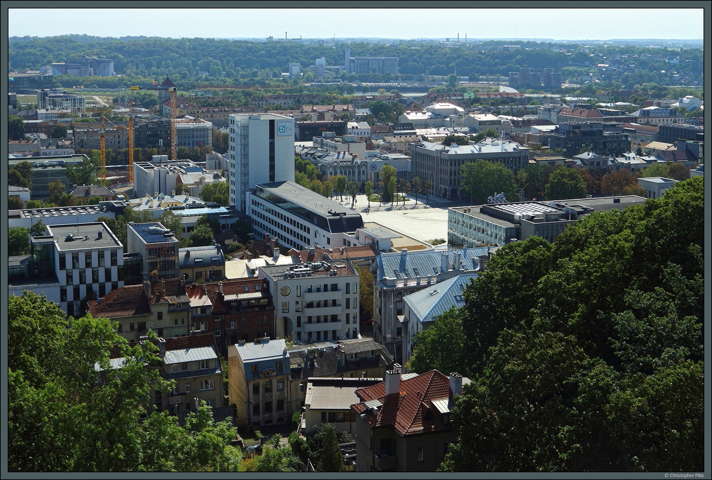 Blick von der Basilika der Auferstehung Christi auf den Vienybės-Platz im Stadtzentrum von Kaunas mit verschiedenen Gebuden der Technischen Universitt. (Kaunas, 04.09.2024)