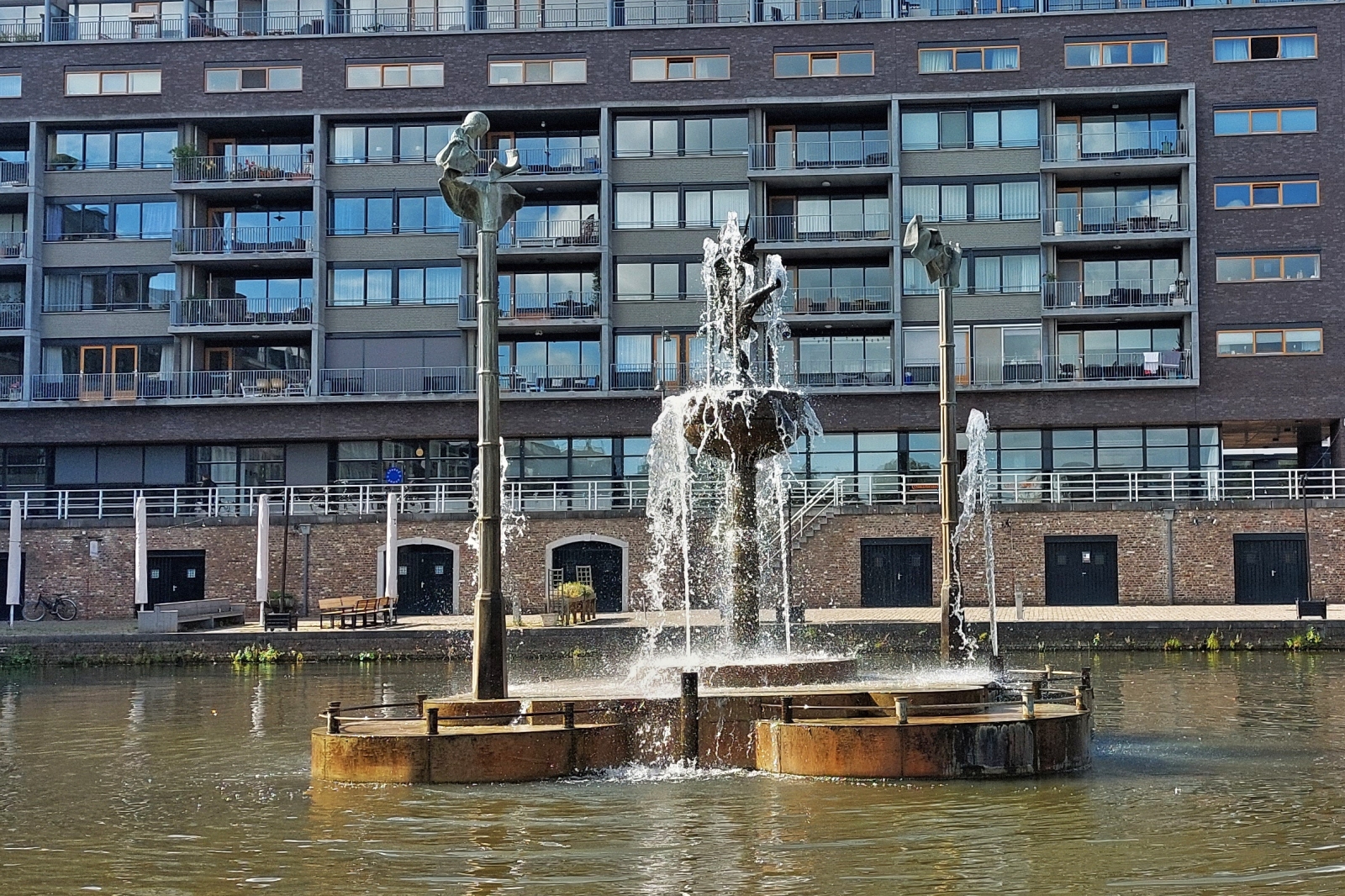 Brunnen im Bassin, alter Bootshafen in Maastricht. 04.10.2024