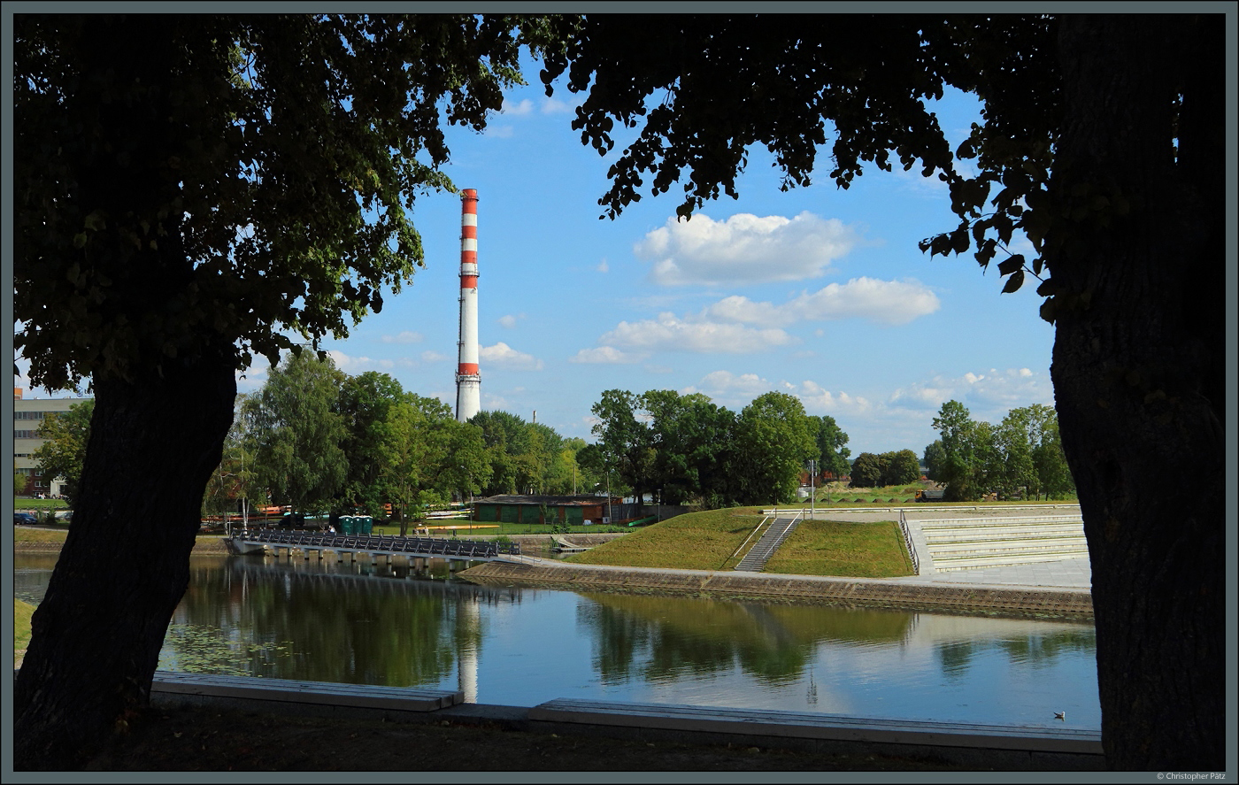 Das Fort Johannes-Hgel wurde im 17. Jahrhundert zum Schutz der Stadt Memel (heute Klaipėda) errichtet. Im 18. Jahrhundert wurde die Bastion aufgegeben und ist inzwischen zum Park umfunktioniert. Im Hintergrund ist der Schornstein eines Heizkraftwerkes zu sehen. (Klaipėda, 26.08.2024)