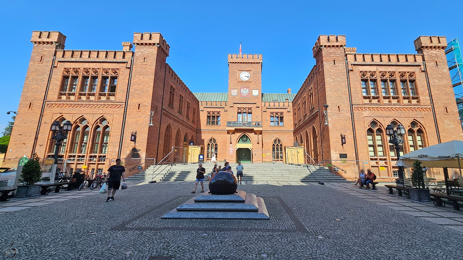 Das heutige Rathaus Kolberg (Kołobrzeg) wurde von 1829 bis 1832 im neugotischen Stil erbaut, weil das ursprngliche mittelalterliche Rathaus whrend der Belagerung durch franzsische Truppen 1807 zerstrt wurde. (September 2024)