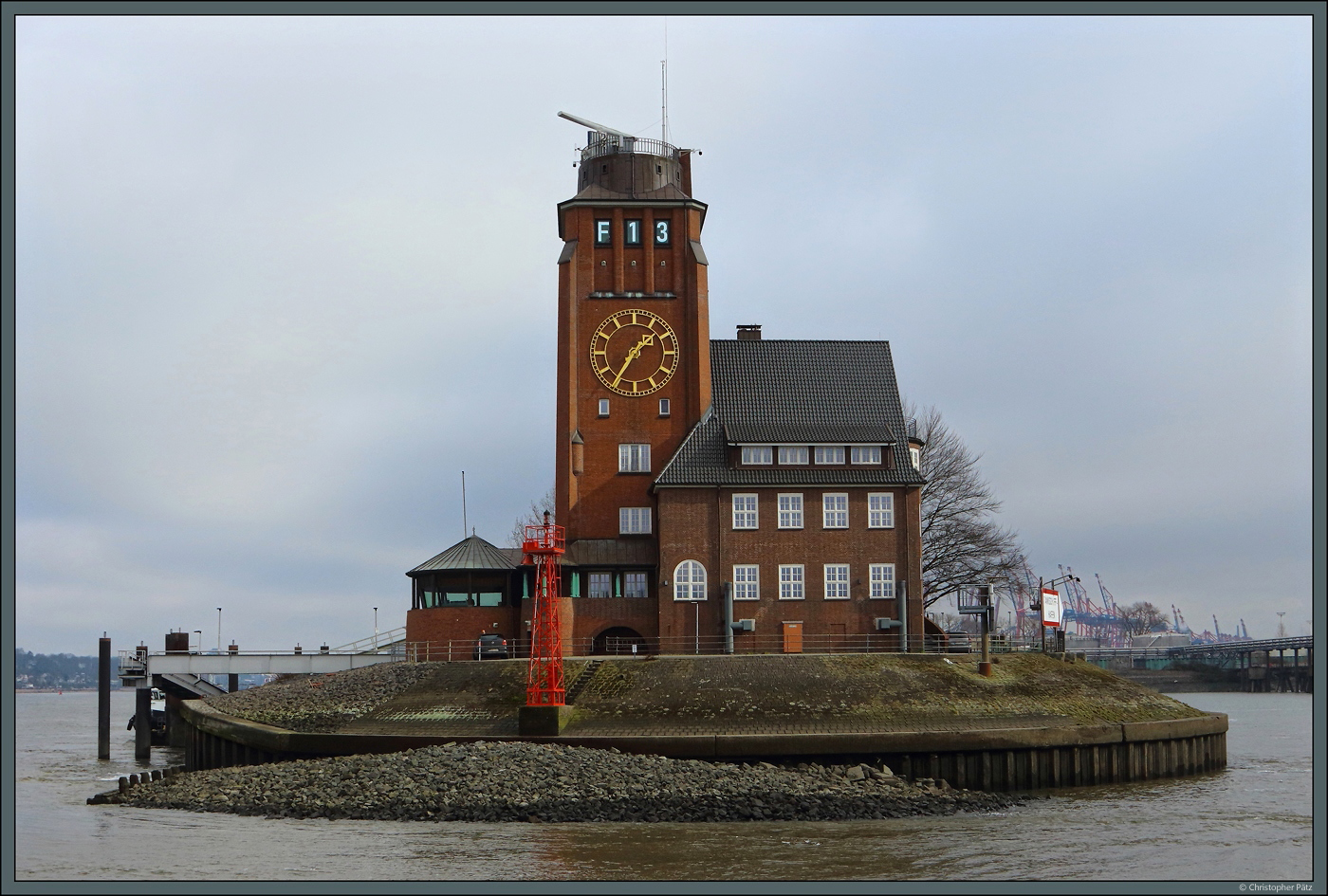 Das Lotsenhaus Seemannshft liegt an der Einfahrt zum Hamburger Hafen und beherbergt u.a. die nautische Zentrale. Am Turm wird der Wasserstand angezeigt - zum Aufnahmezeitpunkt am 01.03.2025 war Flut mit einem Wasserstand von 1,3 m ber Normal.