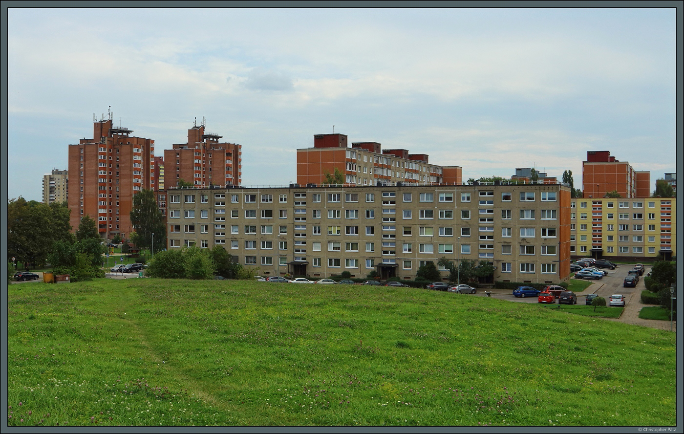 Der Stadtteil Smeltė wurde fr die wachsende Bevlkerung Klaipėdas weitgehend mit standardisierten Plattenbauten errichtet. Weit verbreitet im Stadtteil ist dieser 5-geschossige Plattenbau. (26.08.2024)