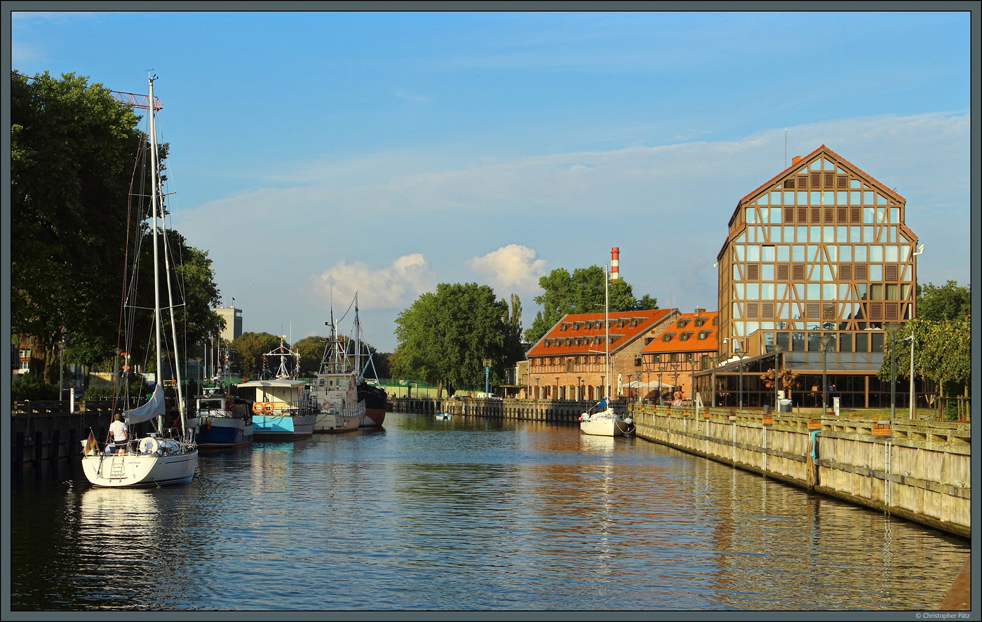 Die alten Speicher am Fluss Danė unweit des Hafens von Klaipėda dienen inzwischen als Restaurants und Hotels. (26.08.2024)