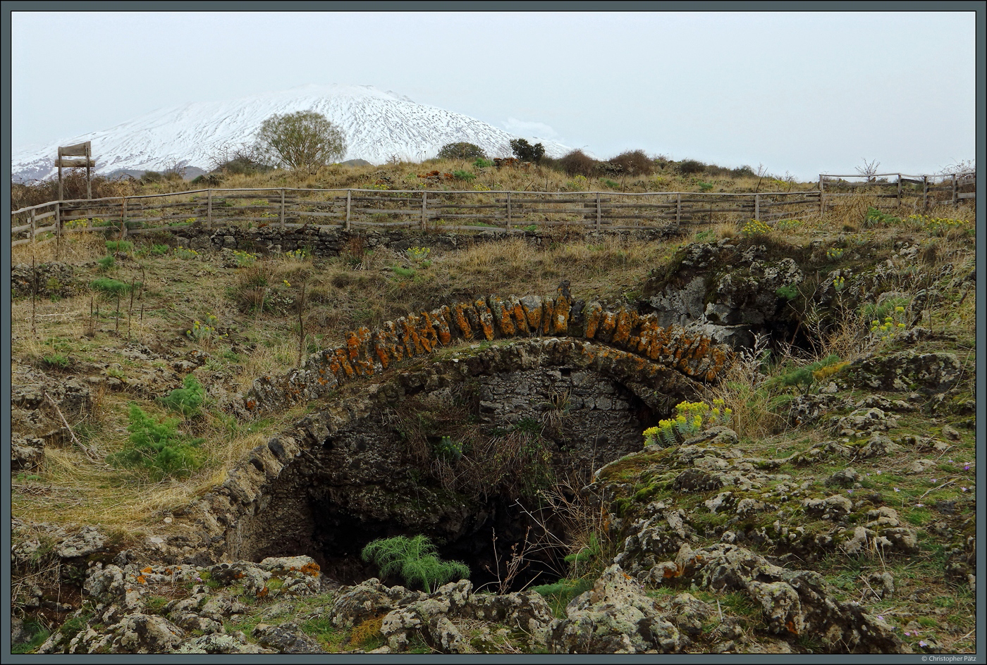 Die Grotta della Neve diente einst der Lagerung von Eis. Sie liegt auf ca. 1100 m Hhe stlich von Bronte, an den Hngen des tna, dessen Gipfel im Hintergrund zu sehen ist. (27.02.2024)