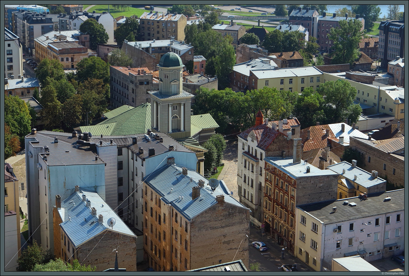 Die Jesuskirche steht auf einem zentralen Platz im Stadtteil Lastādija, sdlich der Altstadt von Riga. (29.08.2024)