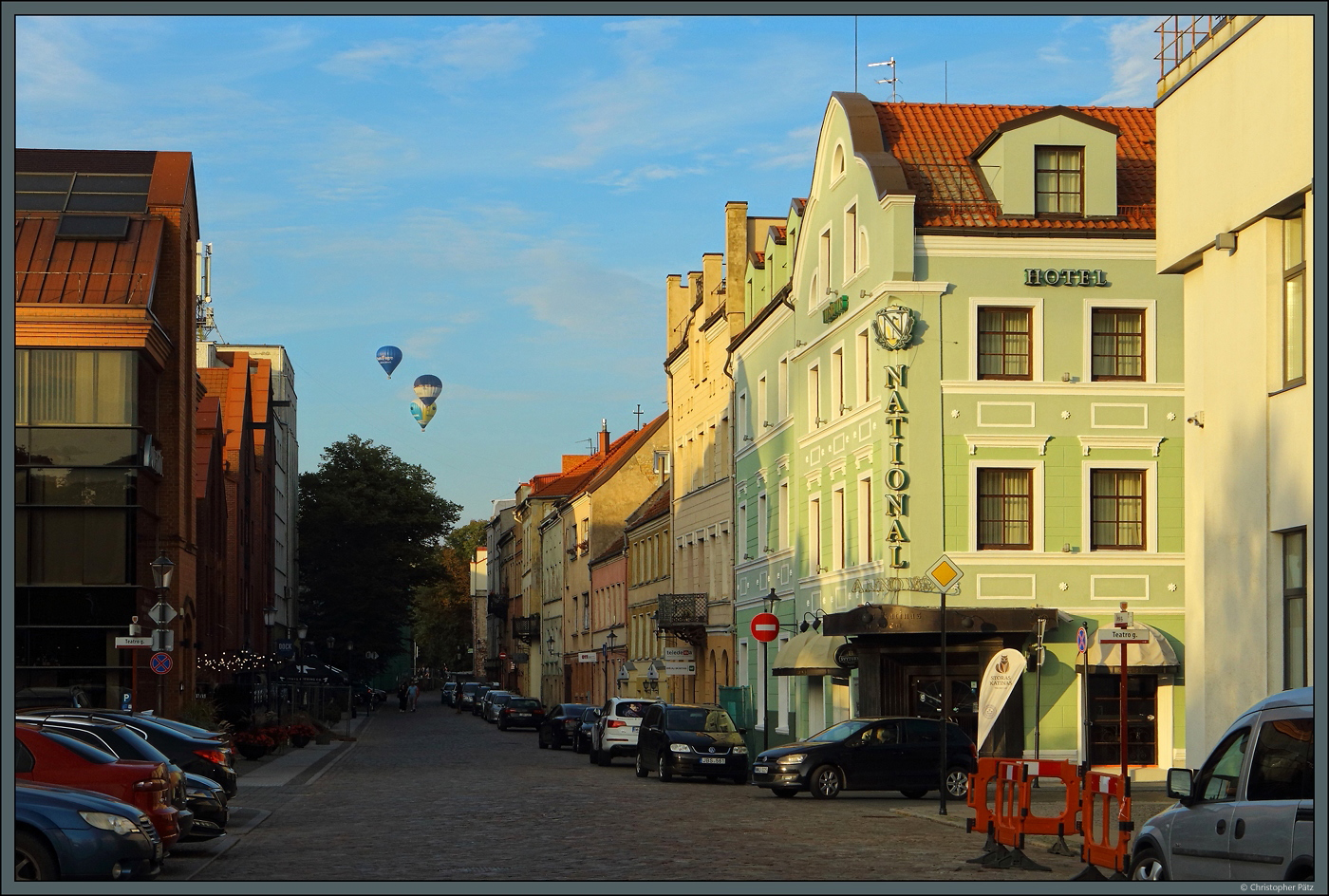 Drei Ballons schweben ber die Altstadt von Klaipėda. Hier befinden sich zahlreiche Restaurants und Hotels. (26.08.2024)