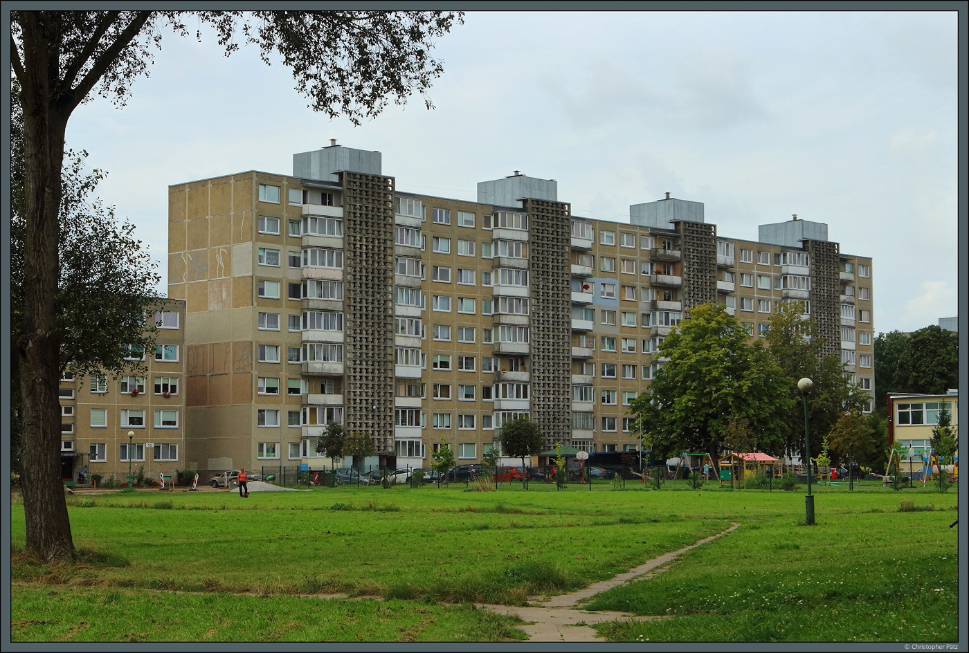 Ebenfalls hufig in Litauen zu finden ist dieser 9-geschossige Plattenbautyp mit charakteristischer Treppenhausverblendung. Das Gebude steht im Stadtteil Gedminai in Klaipėda. (26.08.2024)