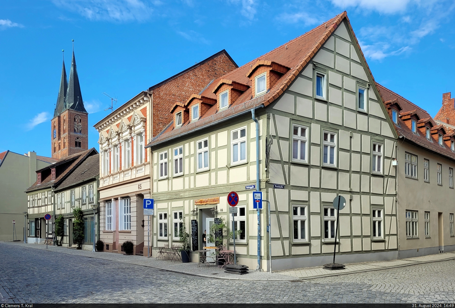 Fachwerk-Ensemble an der Ecke Hallstrae/Poststrae in Stendal. Dahinter die Kirchtrme von St. Marien.

🕓 31.8.2024 | 16:49 Uhr