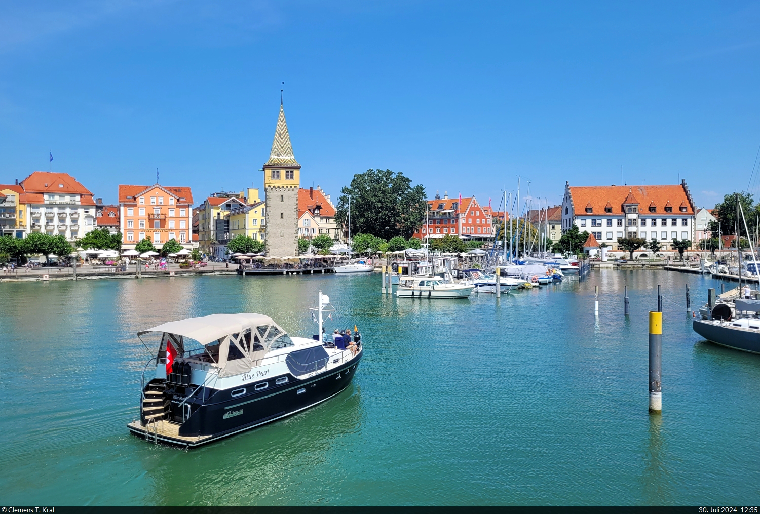 Hafen-Ensemble in Lindau (Bodensee), mit Hotels, dem Mangturm und dem Bundespolizeirevier (rechter Bildrand).

🕓 30.7.2024 | 12:35 Uhr