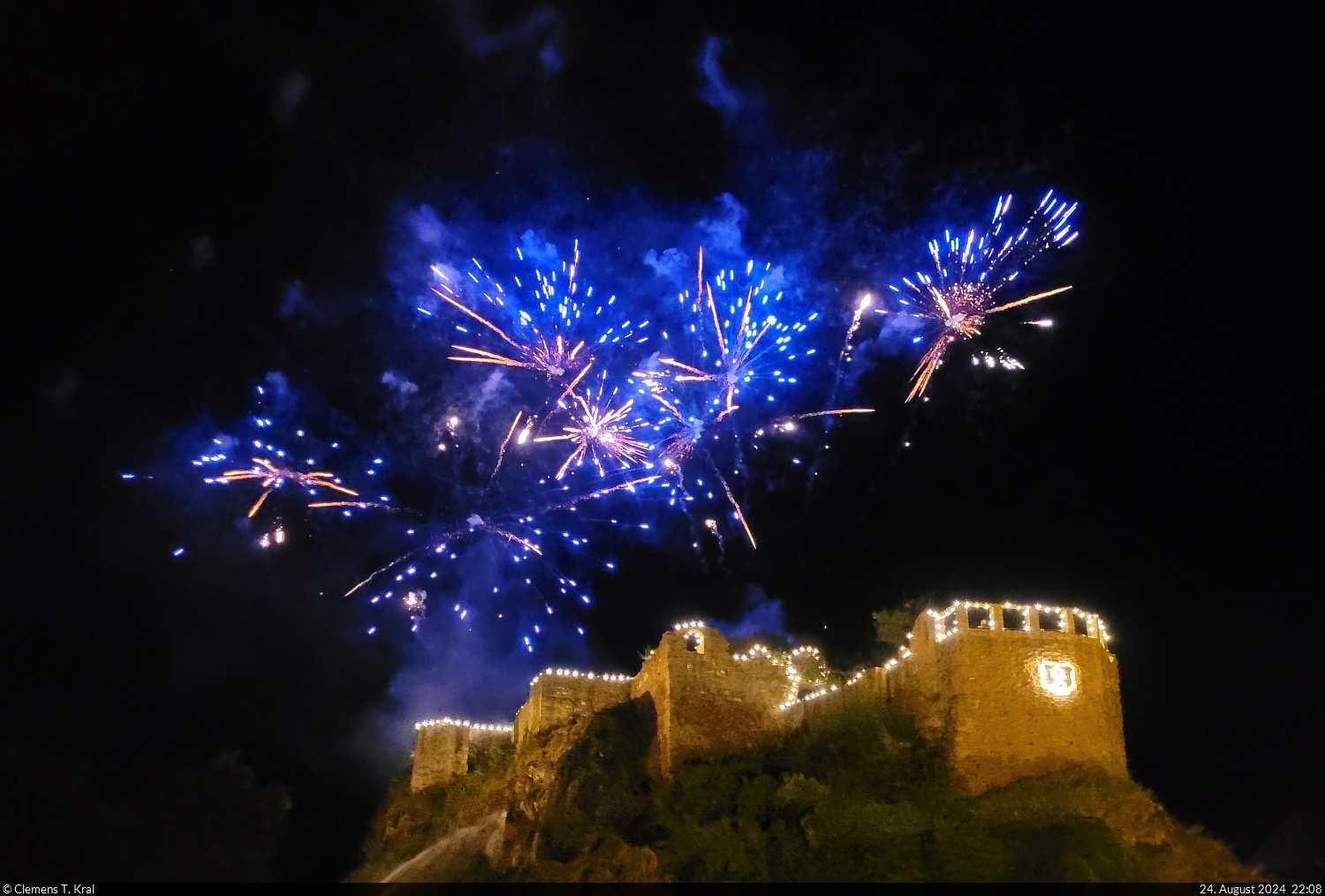 Hhepunkt des Laternenfests in Halle (Saale) ist ein Feuerwerk ber der Oberburg Giebichenstein. Nach vielen Jahren  Pyro-Pause  konnte es wieder stattfinden und zog etliche Besucher in seinen Bann.

🕓 23.8.2024 | 22:08 Uhr