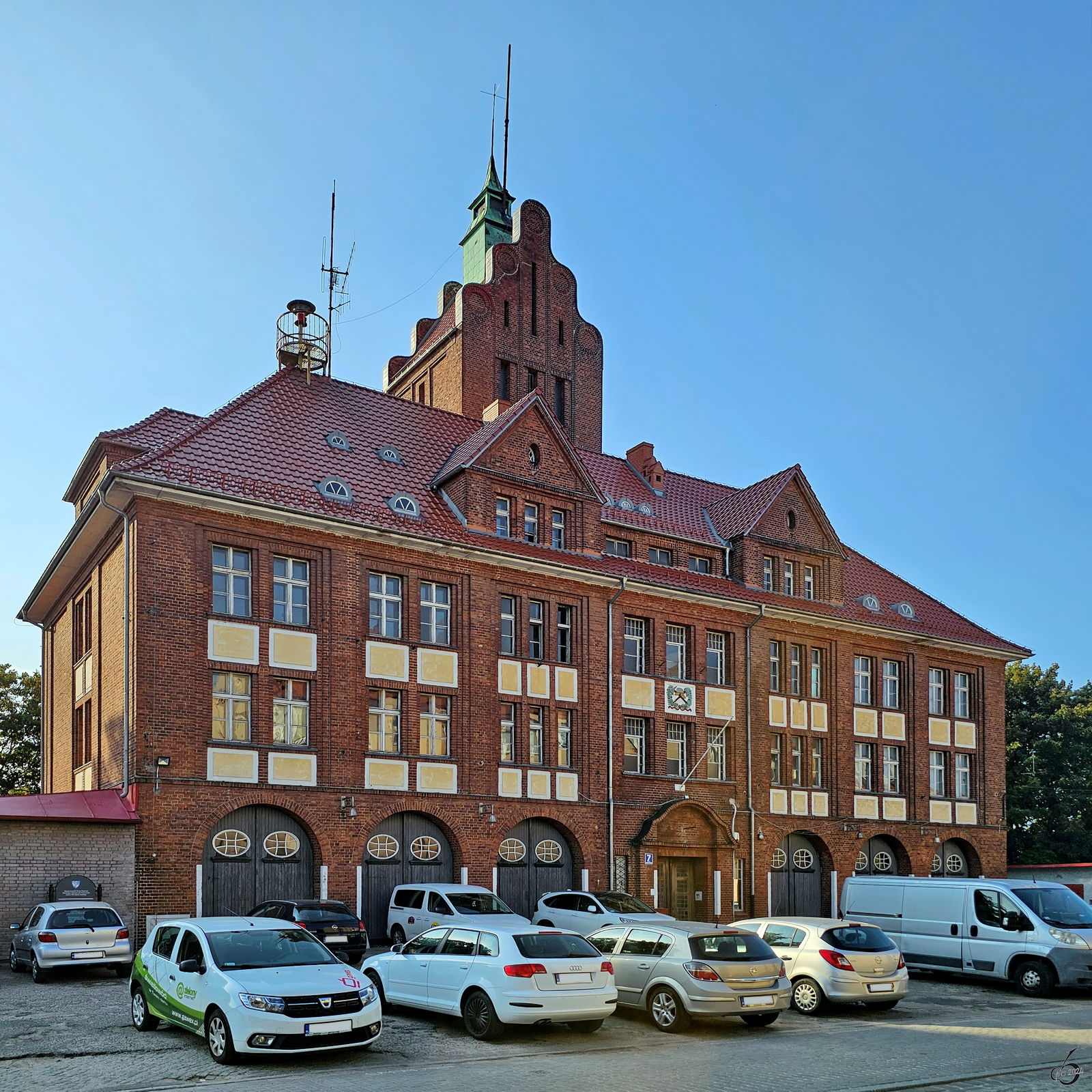 Im Bild die Wache 1 der Berufsfeuerwehr Koszalin (Państwowa Straż Pożarna Koszalin Jednostka Ratowniczo-Gaśnicza 1), welche im Jahr 1928 gebaut wurde. (September 2024)