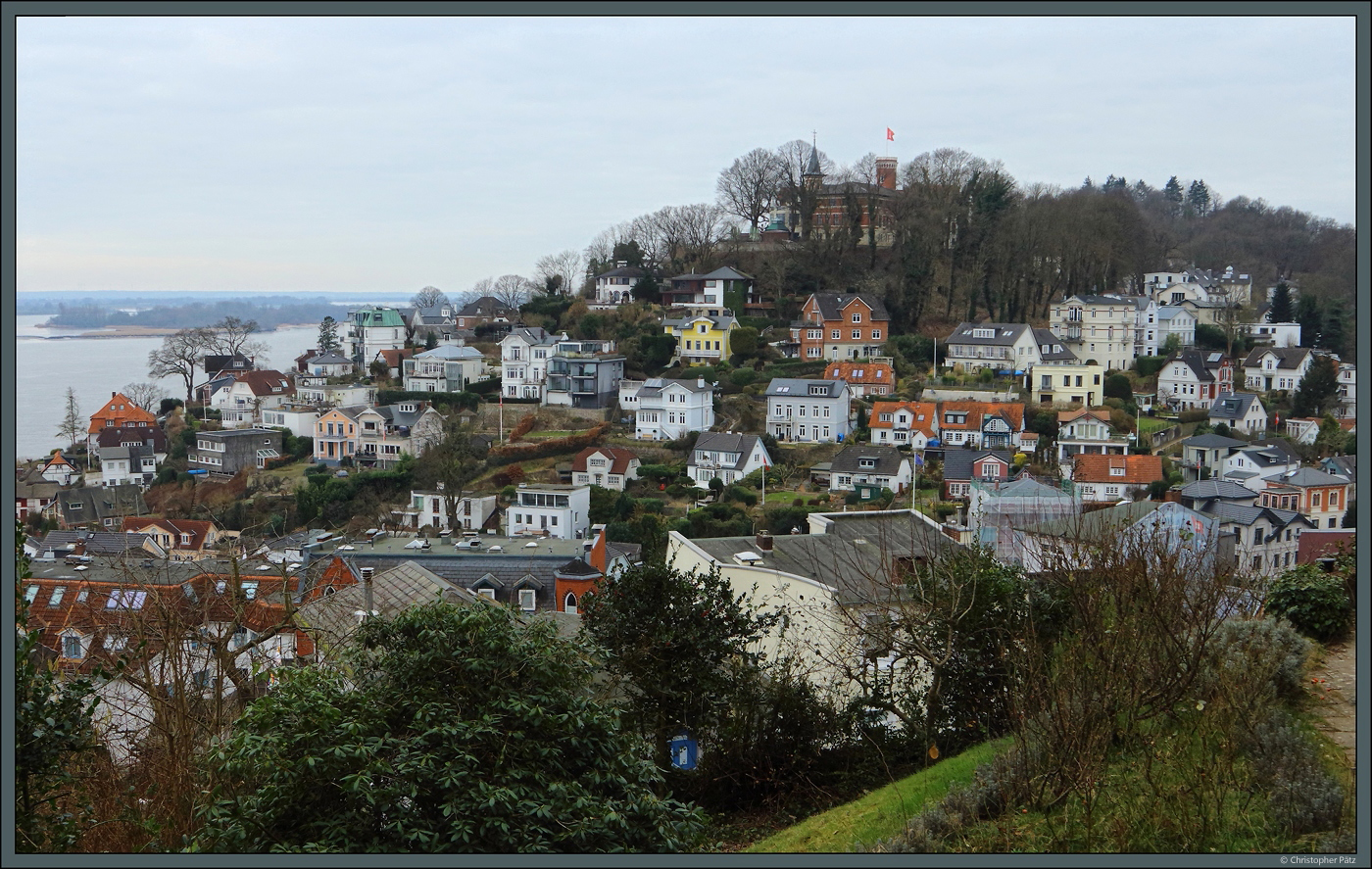 Im Westen Hamburgs, direkt an der Elbe, liegt das Villenviertel Blankenese. Zu sehen sind das Treppenviertel und der Sllberg, auf dessen Gipfel sich ein Hotel mit Restaurant befindet. (02.03.2025)