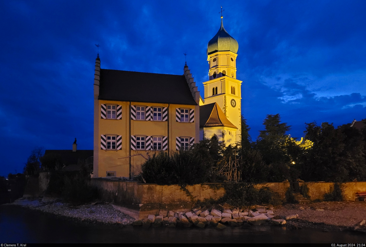 Katholische Pfarrkirche St. Georg in Wasserburg (Bodensee) zur spten Blauen Stunde.

🕓 2.8.2024 | 21:34 Uhr