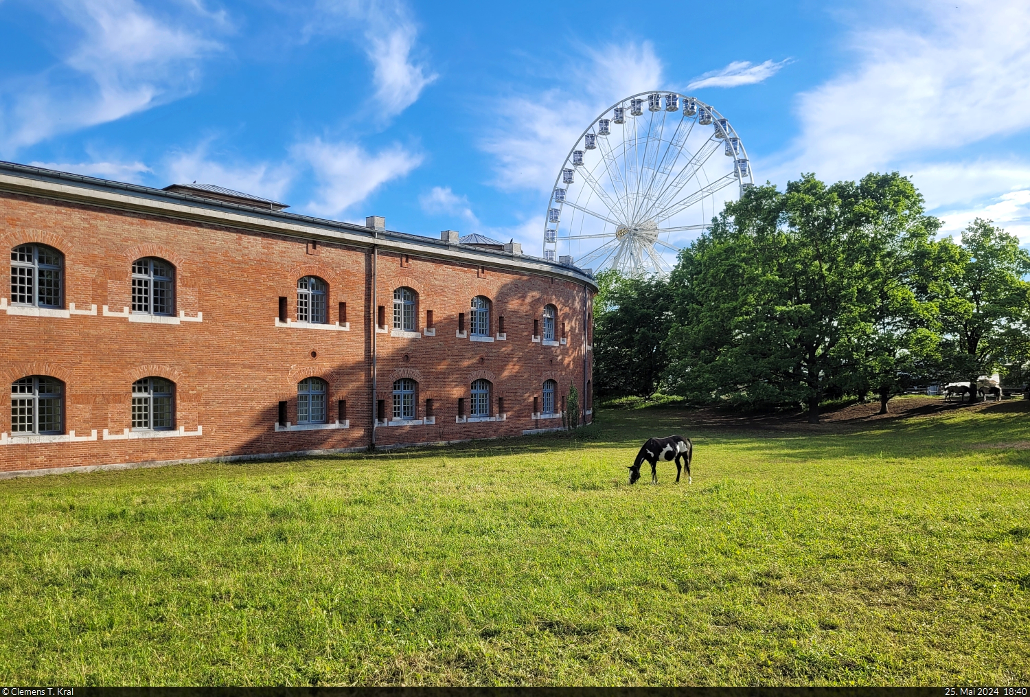 Kontrastreiche Idylle an der Festung Kavalier Elbracht in Ingolstadt. Wrde man sich das Riesenrad wegdenken, das im Rahmen des Ingolstdter Volksfests aufgestellt wurde, knnte das Bild auch in der Provinz entstanden sein. Doch der Aufnahmeort ist mitten in der Stadt.

🕓 25.5.2024 | 18:40 Uhr