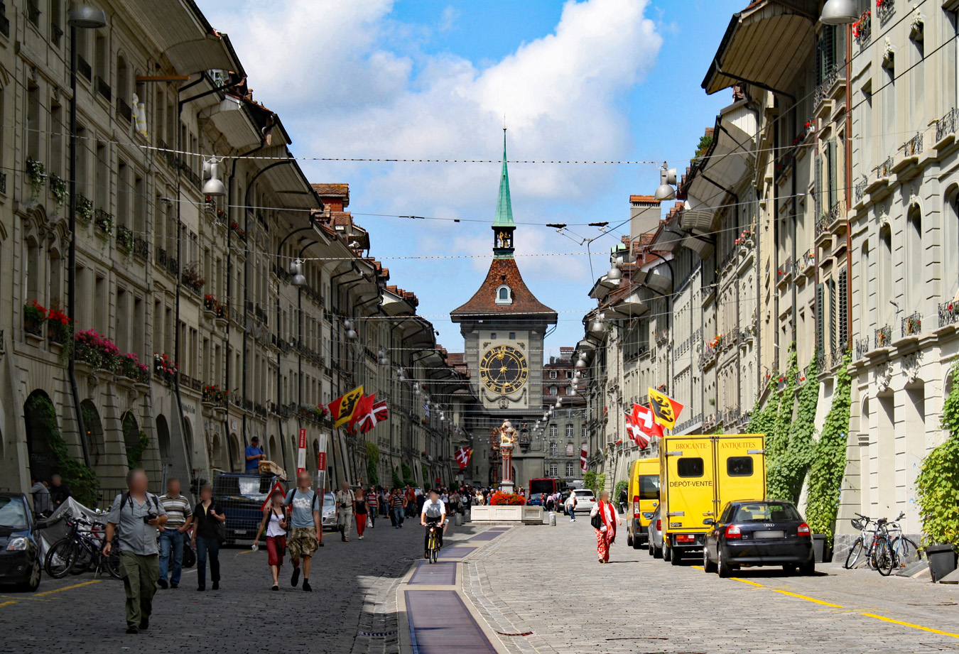 Kramgasse in Bern mit Zeitglockenturm/Zytglogge und Simsonbrunnen am 27.07.2010.