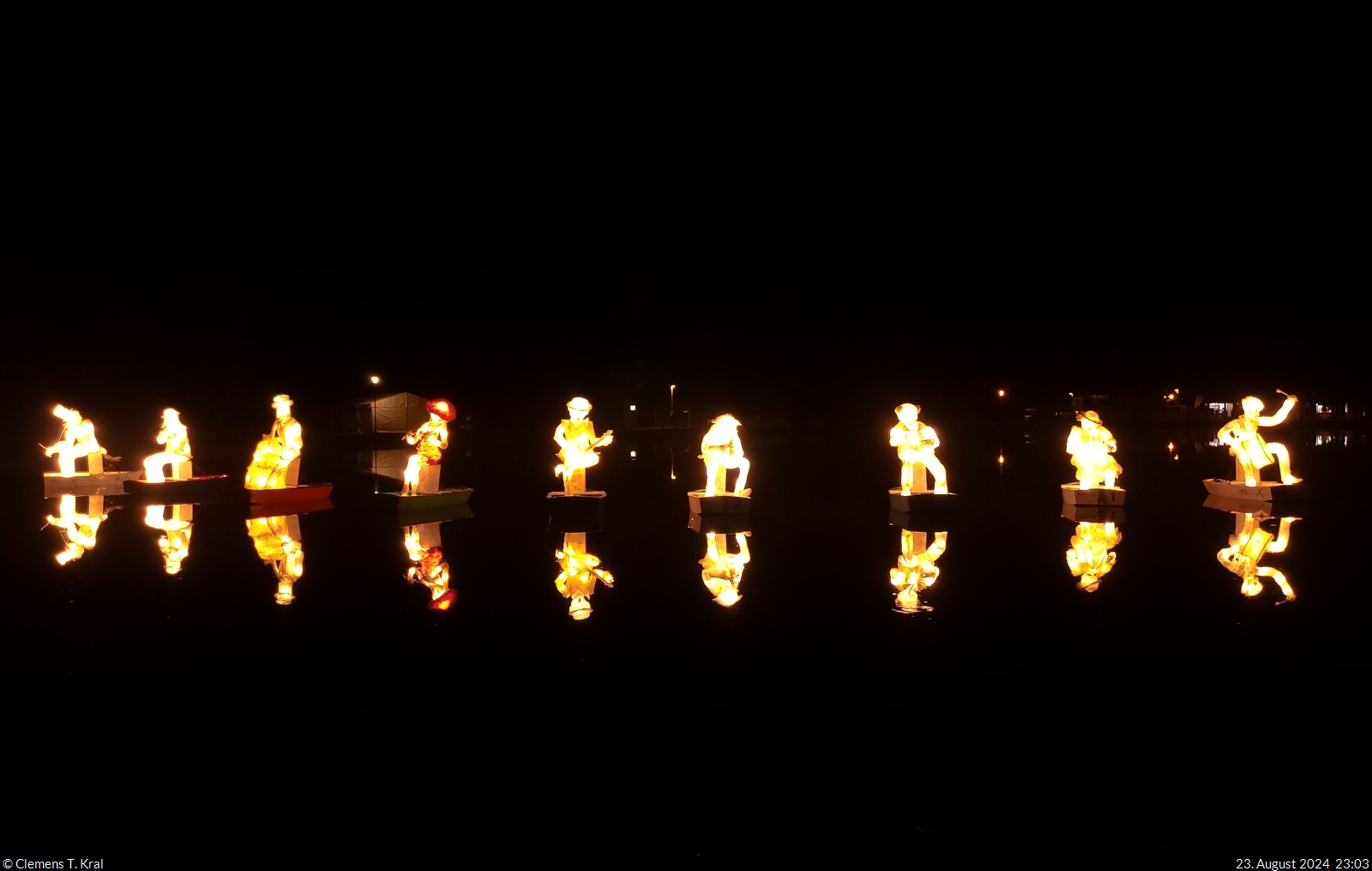 Leuchtende Figuren auf dem Teich der Fontne Ziegelwiese in Halle (Saale) anlsslich des jhrlichen Laternenfests.

🕓 23.8.2024 | 23:03 Uhr