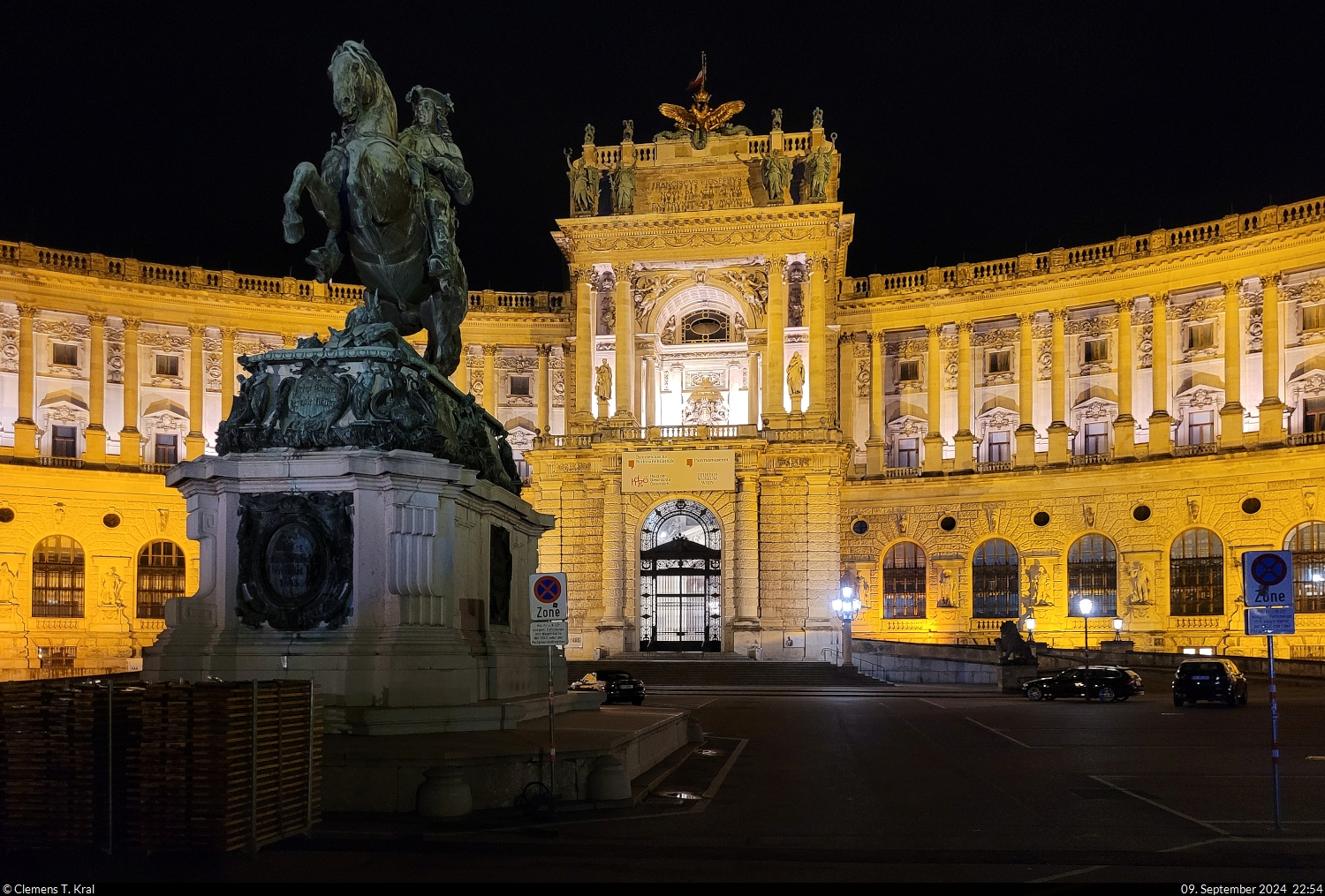 Neue Burg der Hofburg Wien (AT) am Abend. Davor das Prinz-Eugen-Reiterdenkmal.

🕓 9.9.2024 | 22:54 Uhr