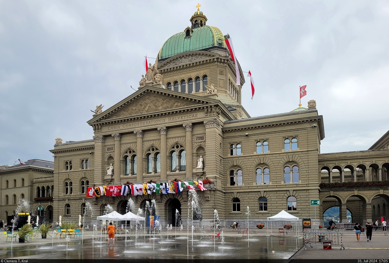 Parlamentsgebude des Bundeshauses in Bern (CH). Einen Tag spter wird hier die Bundesfeier stattgefunden haben. Die Flaggen der Kantone hngen schon.

🕓 31.7.2024 | 17:05 Uhr