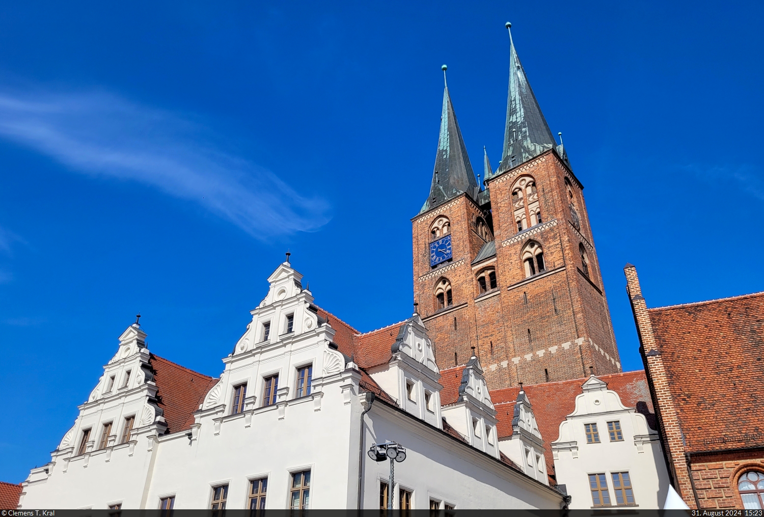 Renaissance trifft Backsteingotik: Trotz verschiedener Baustile bilden Rathaus und Marienkirche in Stendal ein schlssiges Ensemble.

🕓 31.8.2024 | 15:23 Uhr