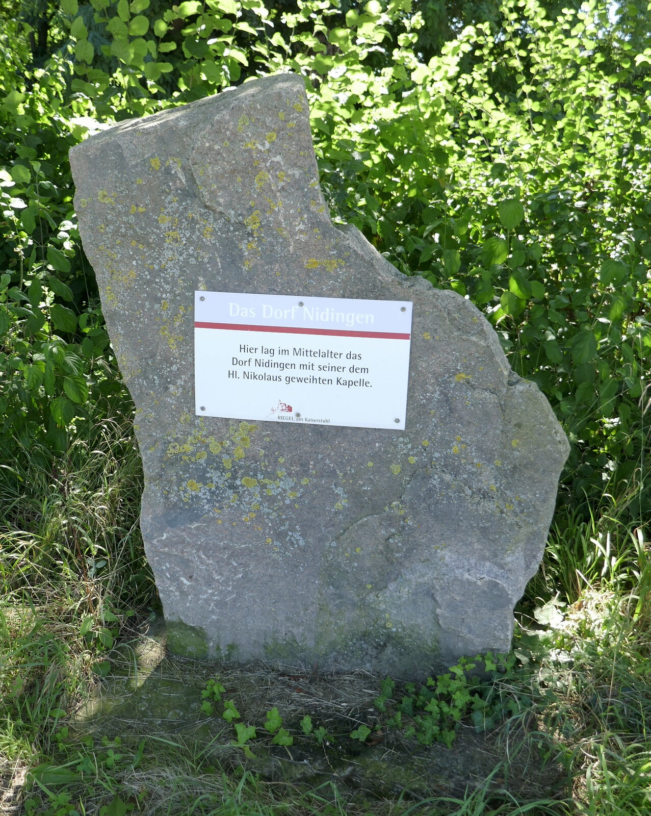 Riegel am Kaiserstuhl, nrdlich des Ortes steht dieser Gedenkstein, er erinnert an das im Mittelalter hier existierende Dorf Nidingen, Aug.2024