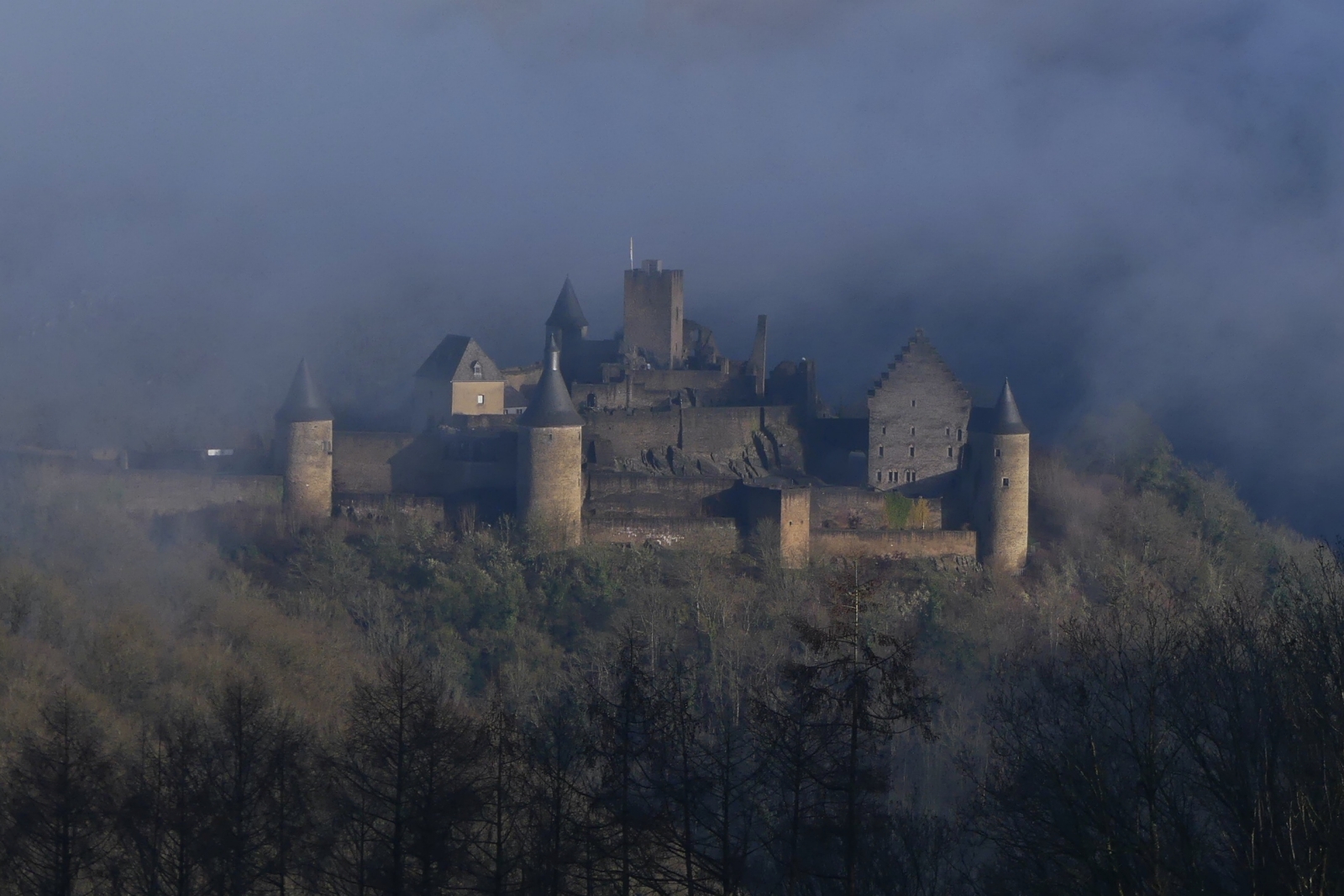 So langsam gibt der Nebel den Blick auf das Schlo von Bourscheid frei. 26.12.2024