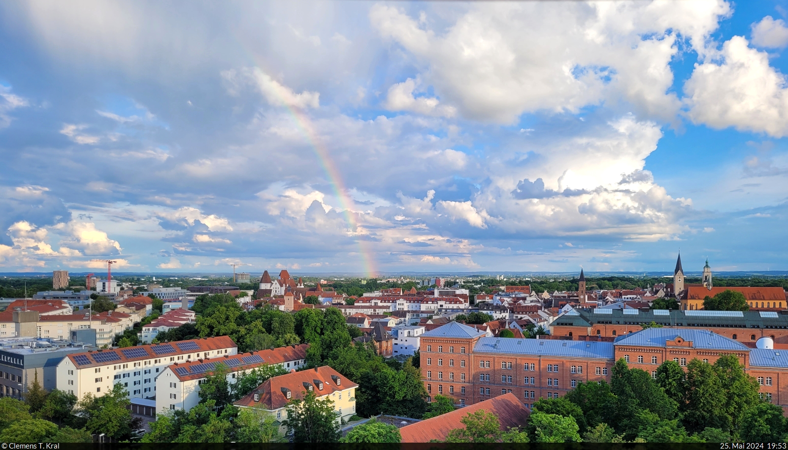 Vom Riesenrad beim Volksfest auf die Ingolstdter Altstadt geblickt. Dazu gesellt sich ein Regenbogen.

🕓 25.5.2024 | 19:53 Uhr