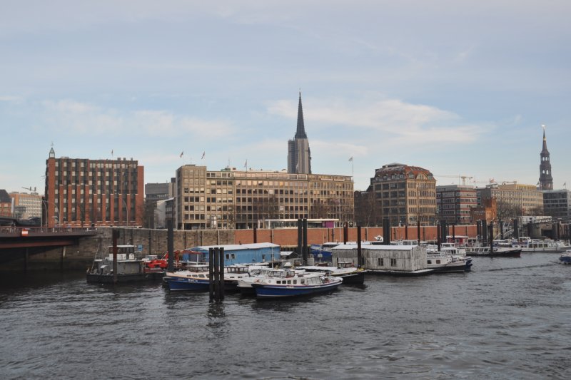 Hamburg 07 12 2012 Blick Von Der Kehrwiederinsel Auf Die Altstadt Mit Den Turmen Der Nikolai Und Der Katharinenkirche Staedte Fotos De