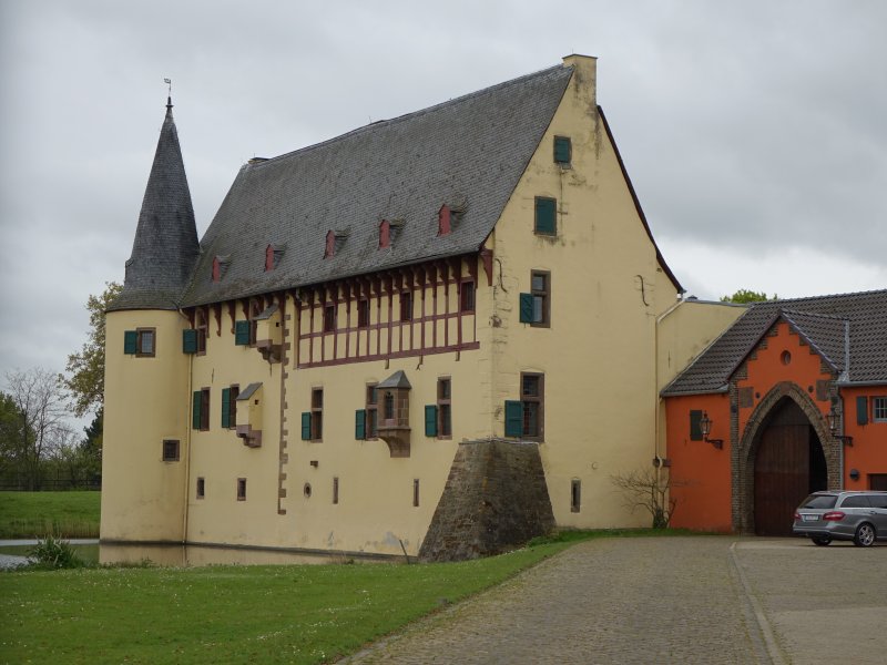 Herrenhaus Von Burg Langendorf Spatgotische Wasserburg Erbaut Ab Dem 13 Jahrhundert Runder Eckturm 15 Jahrhundert 03 05 2015 Staedte Fotos De